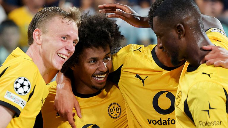 Maximilian Beier (l.) freut sich hier mit seinen BVB-Teamkollegen über ein Tor.