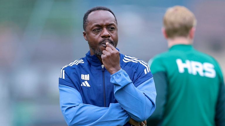 Kaderplaner Ben Manga wurde von Schalke im September 2025 freigestellt. 