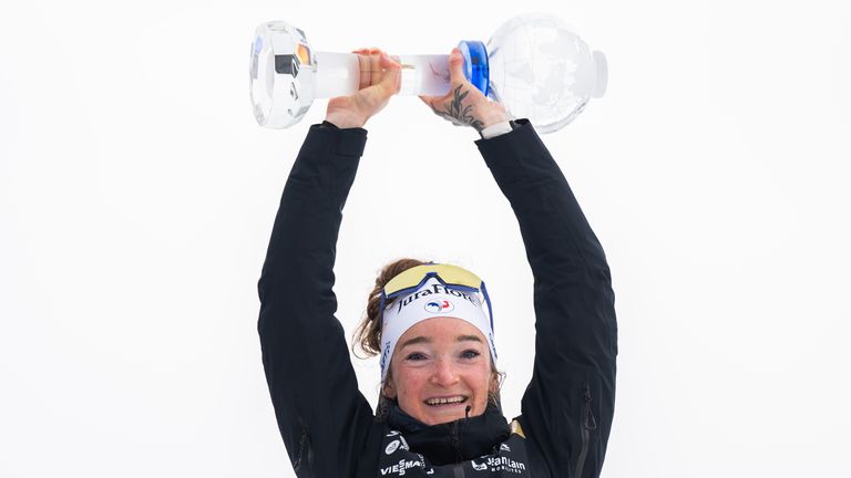 Lou Jeanmonnot (Frankreich) ist die Siegerin des Biathlon-Weltcups 2025/26. 