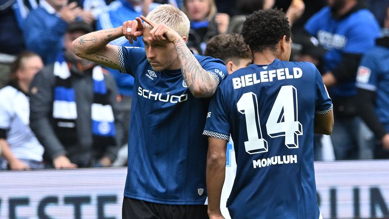 Arminia Bielefeld bejubelt den Klassenerhalt.