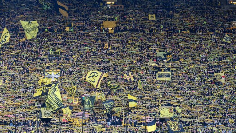 Borussia Dortmunds "Gelbe Wand" im Signal Iduna Park. 