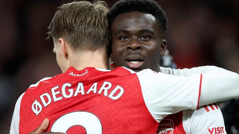 Bukayo Saka (r.) und Martin Odegaard gehören zusammen mit Kai Havertz zu Arsenals Leistungsträgern in der Offensive.