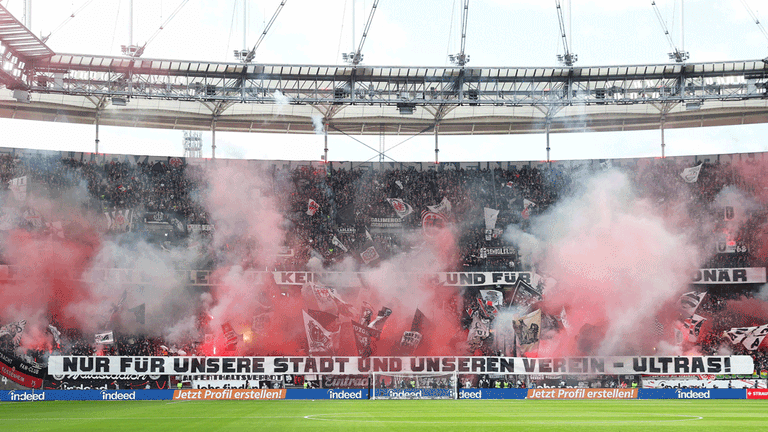 Die Fans von Eintracht Frankfurt mit Pyro-Show am 34. Spieltag gegen den VfB Stuttgart.