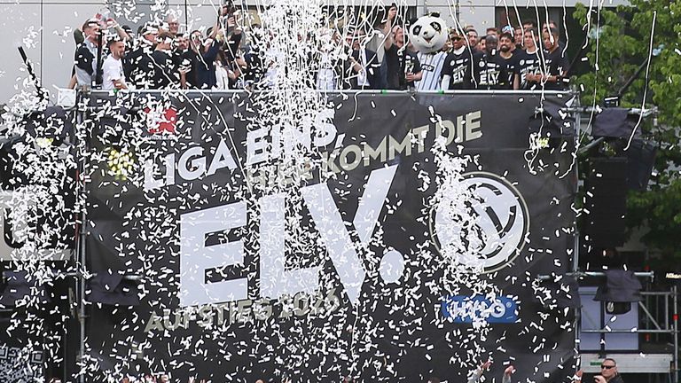 Die SV Elversberg feiert ihren Bundesliga-Aufstieg.