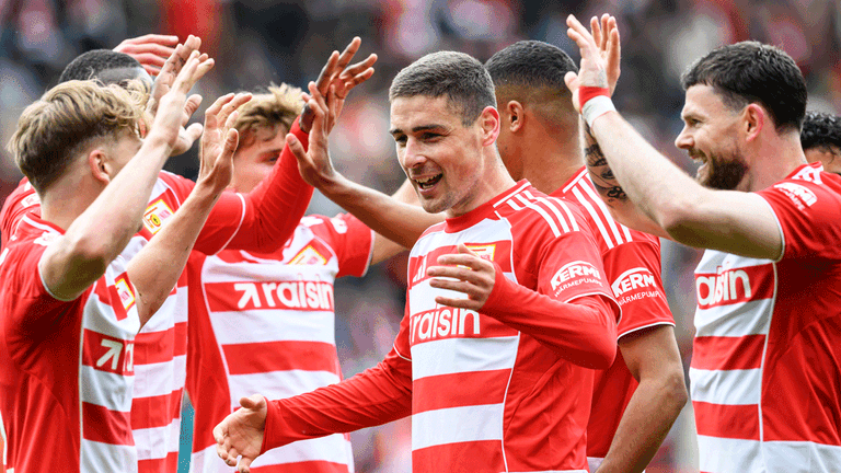 Union Berlin bejubelt den Treffer zum 1:0 durch Andrej Ilic gegen den FC Augsburg.