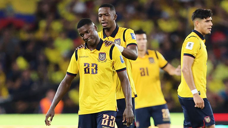Ecuador-Star Moises Caicedo (l.) musste im WM-Quali-Spiel gegen Argentinien nach einer Gelb-Roten Karte den Platz vorzeitig verlassen.