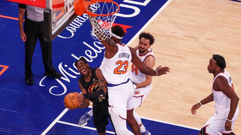 Die Cleveland Cavaliers verlieren zum Auftakt der Conference Finals nach Verlängerung gegen die New York Knicks.