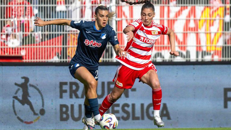 Selina Cerci (l.) im Duell mit Amber Tysiak vom 1. FC Union Berlin.