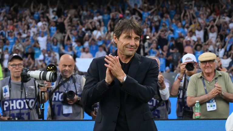Antonio Conte lässt sich nach dem Saisonfinale noch einmal von den Fans feiern.