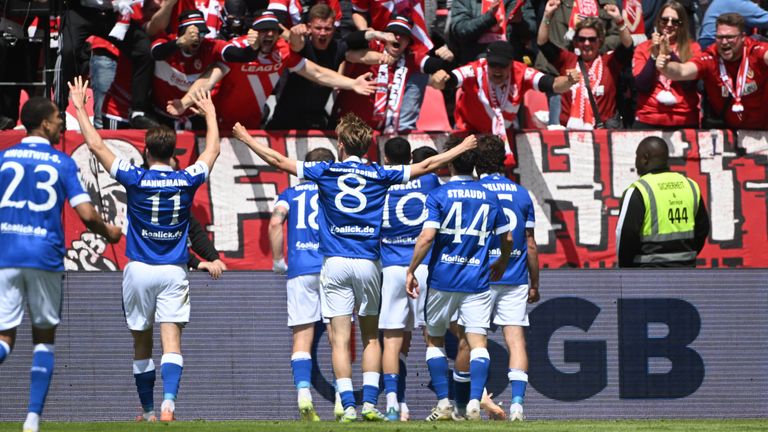 Die Cottbus-Spieler bejubeln mit ihren Fans den Treffer zum Aufstieg in die 2. Bundesliga. 