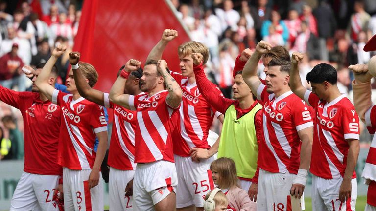 Energie Cottbus feiert den Sieg gegen Wehen Wiesbaden.