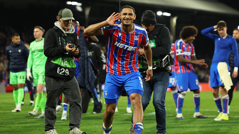 Ex-Wolfsburger Maxence Lacroix (m.) und Crystal Palace stehen im Finale der Conference League und treffen dort am 27. Mai auf Rayo Vallecano