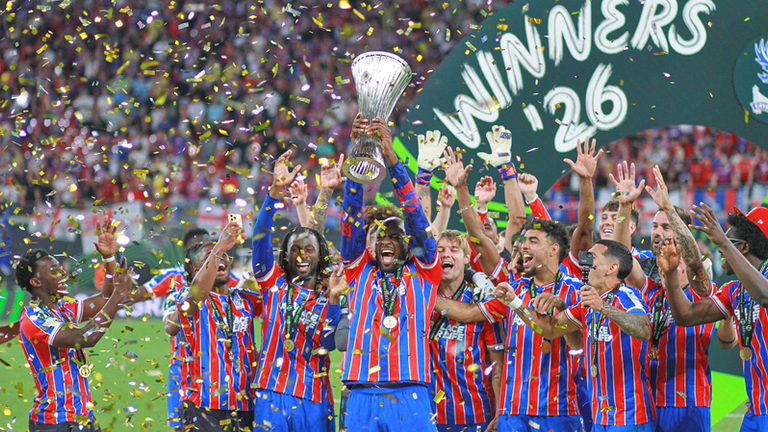 Crystal Palace besiegt Rayo Vallecano und sichert sich damit den Conference League Titel 2026 in Leipzig.  