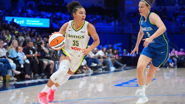 Dallas Wings guard Azzi Fudd (l.) im Duell gegen Lynx forward Antonia Delaere (r.). Heute Abend treffen die Wings auf Washington.
