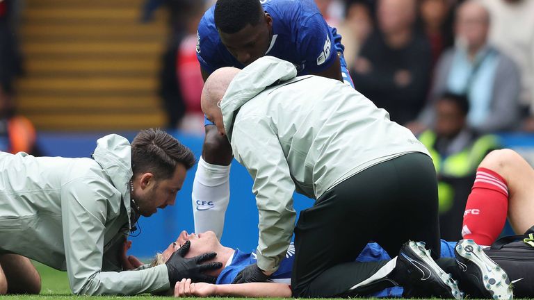 Sorgen um Jesse Derry: Der Youngster des FC Chelsea musste nach einem Zusammenprall lange behandelt und ins Krankenhaus gebracht werden.