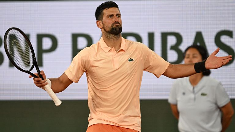 Ein Tänzchen nach Startschwierigkeiten: Novak Djokovic übersteht im French-Open-Auftakt einige Wackler.