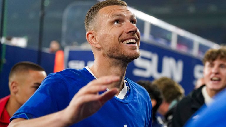 Edin Dzeko steigt erstmals in seiner Karriere auf. 