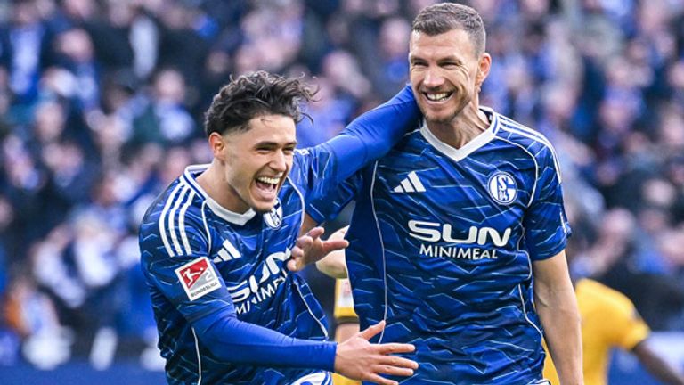 Spielen Edin Dzeko (r.) und Soufiane El-Faouzi (l.) auch in der kommenden Saison beim FC Schalke 04?