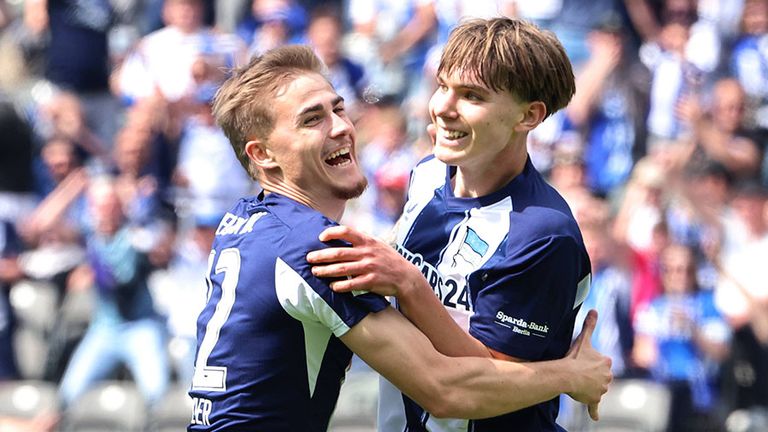 Hertha-Juwel Kennet Eichhorn (r.) bejubelt sein Tor mit Teamkollege Marten Winkler.