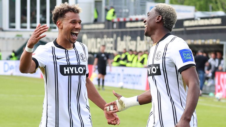 Die SV Elversberg bejubelt den Aufstieg in die Bundesliga.