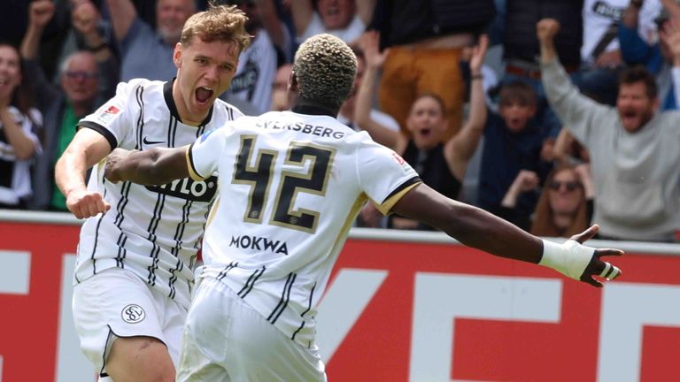 David Mokwa jubelt mit Lasse Günther über den Treffer zum 2:0 für Elversberg.