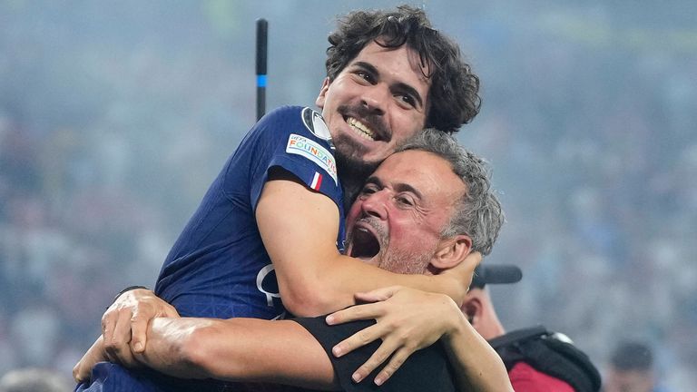 Luis Enrique feiert den zweiten Pariser CL-Titel in Folge mit Vitinha.