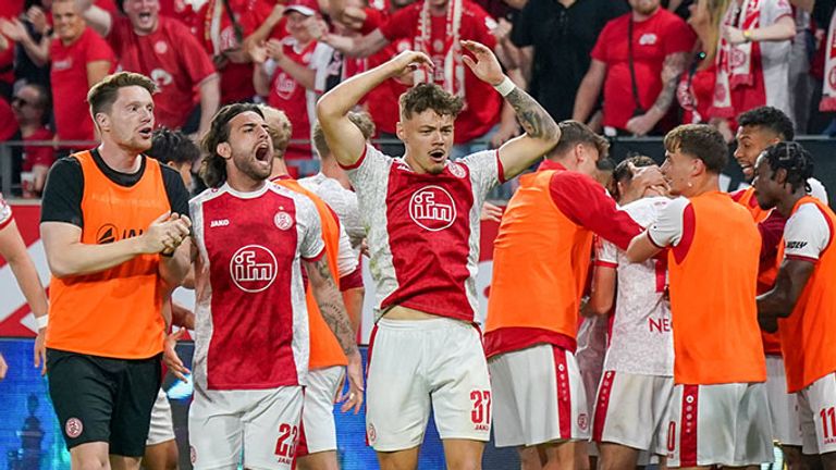 Die Spieler von Rot-Weiss Essen bejubeln das Tor des Abends gegen Greuther Fürth.