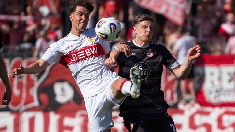Noah Darvich (Stuttgart II) im Zweikampf mit Michael Kostka (Rot-Weiss-Essen).