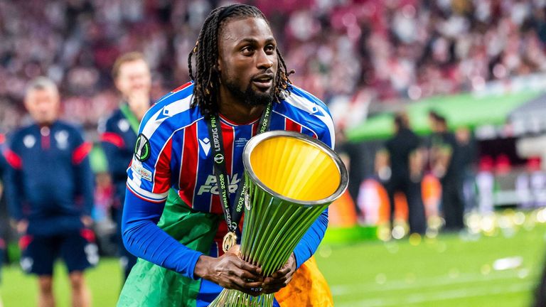 Evann Guessand gewinnt als erster Fußballer überhaupt zwei Europapokale in der gleichen Saison. 