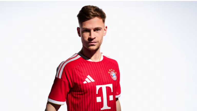 Joshua Kimmich posiert im neuen Heimtrikot des FC Bayern (© FC Bayern/adidas)