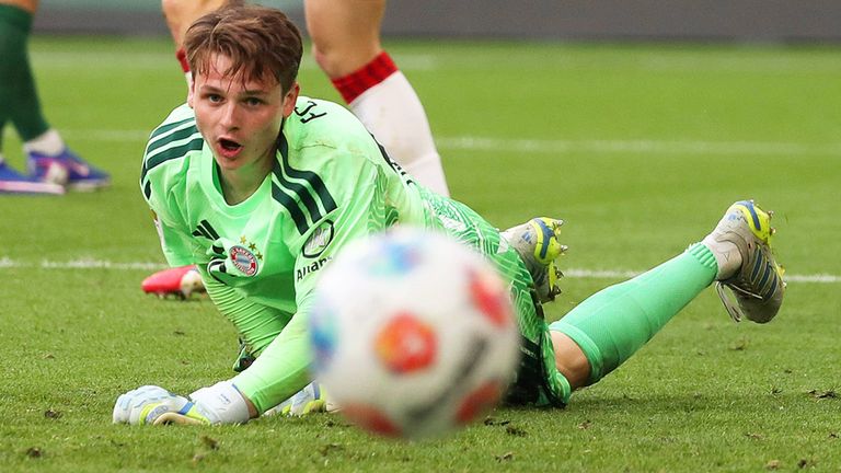 Jonas Urbig legt Extraschichten auf dem Trainingsgelände ein.