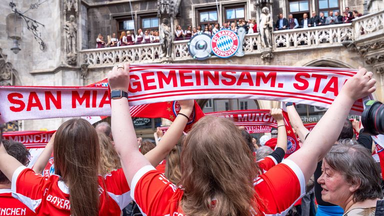 5000 Fans kamen zur großen Double-Feier der Bayern-Frauen auf den Münchner Marienplatz.