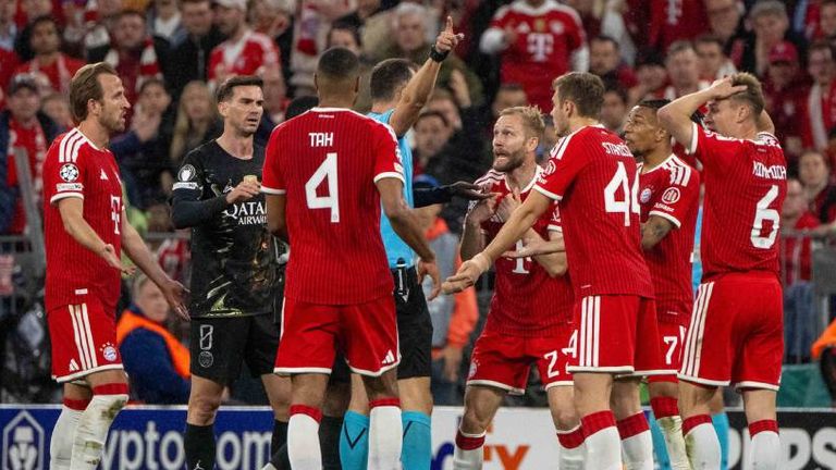 Die Bayern-Spieler sind nach einer strittigen Szene um ein vermeintliches Handspiel mit der Schiedsrichter-Entscheidung nicht einverstanden.