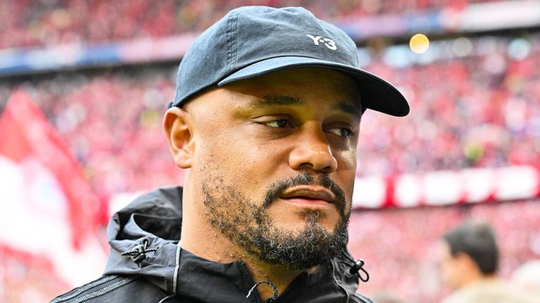 Bayern-Trainer Vincent Kompany vergisst die Meisterschale vor der Meisterfeier.