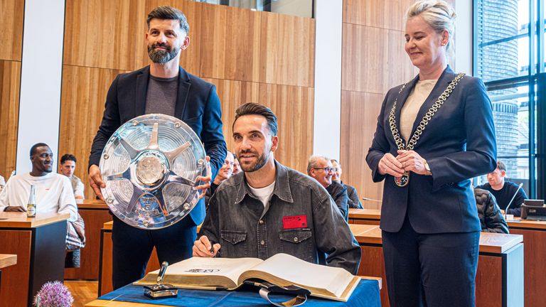 Schalke-Trainer Miron Muslic, Kapitän Kenan Karaman und  Gelsenkirchens Oberbürgermeisterin Andrea Henze (v.l.n.r.) im Hans-Sachs-Haus.