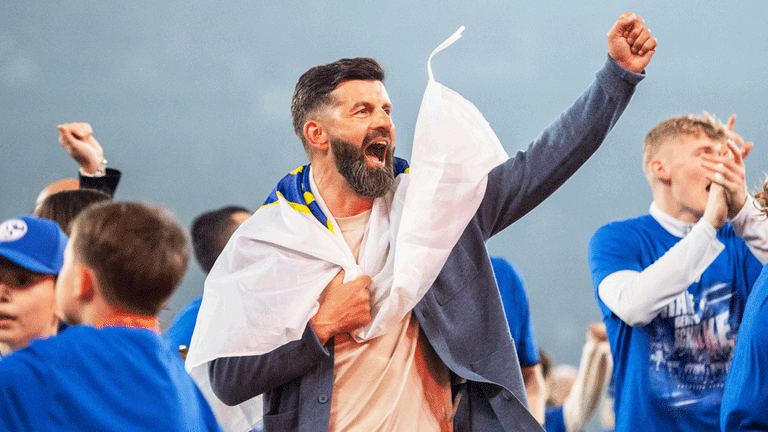 Miron Muslic bejubelt den Aufstieg der Schalker in die Bundesliga.
