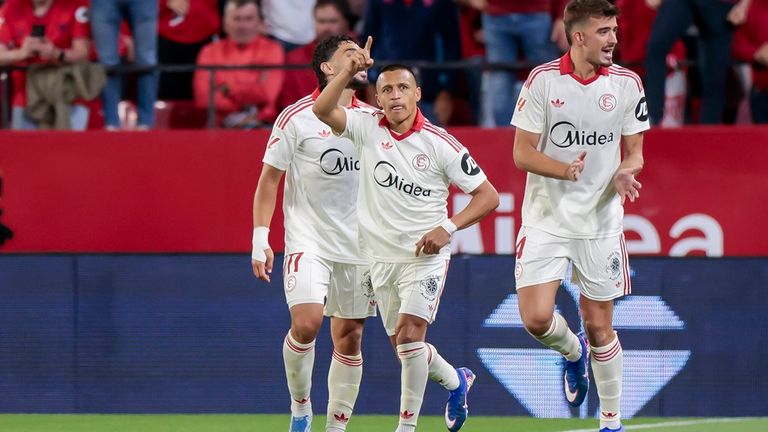Alexis sanchez (M.) bejubelt seinen Treffer - am Ende siegt der FC Sevilla knapp gegen Real Sociedad.