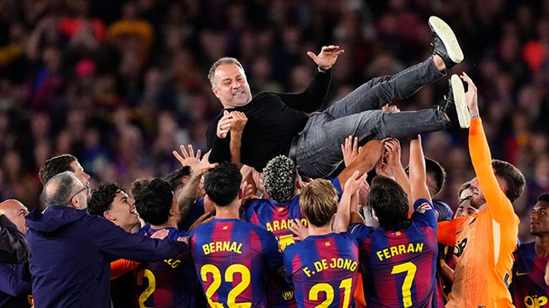 Die Mannschaft des FC Barcelona lässt Trainer Hansi Flick hochleben.