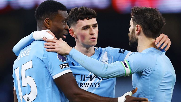 Phil Foden (M.) bleibt Manchester City treu.
