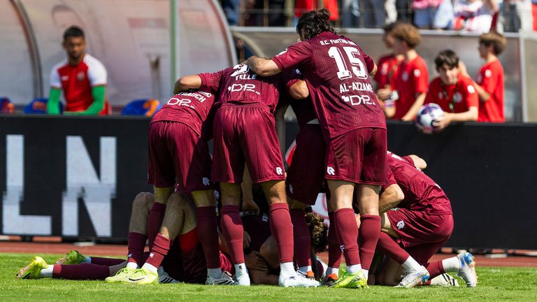Fortuna Köln bejubelt den Aufstieg in die 3. Liga.