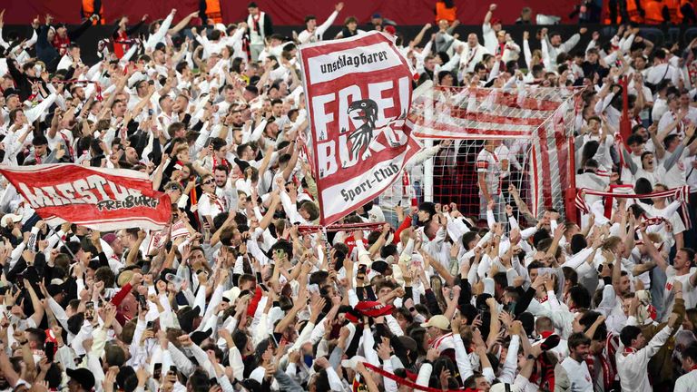 Platzsturm in Freiburg nach Einzug ins Europa-League-Finale.