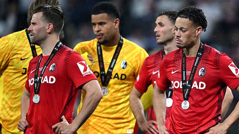 Die Spieler des SC Freiburg sind enttäuscht nach dem verlorenen Europa-League-Finale.