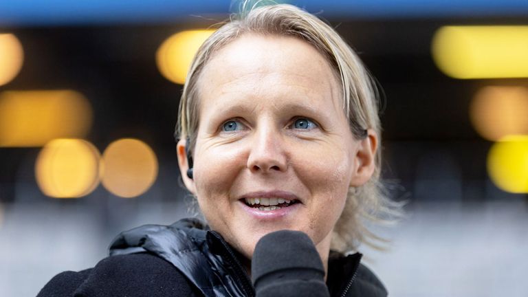 Werder-Trainerin Friederike Kromp wird beim Spiel in Köln verkabelt.