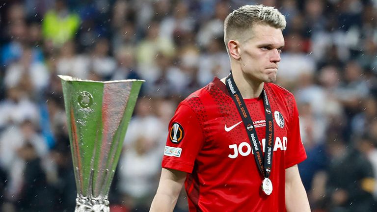 Freiburg-Verteidiger Matthias Ginter geht enttäuscht am Europa-League-Pokal vorbei.