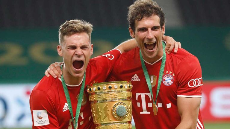 Joshua Kimmich (l.) und Leon Goretzka bejubeln den Sieg des FC Bayern im DFB-Pokalfinale 2020.