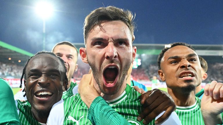 Fürths Torschützen Branimir Hrgota und Noel Futkeu jubeln über das 2:0 der Kleeblätter.