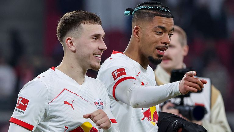 RB-Star Brajan Gruda (l.) im Gespräch mit Teamkollege Benjamin Henrichs.