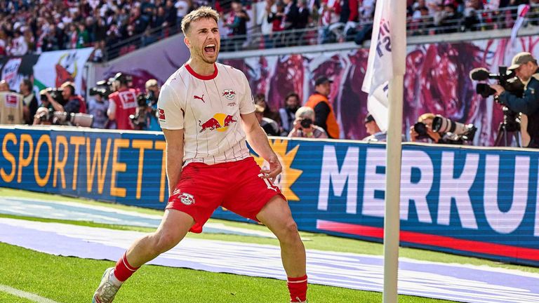 Brajan Gruda feiert seinen Treffer gegen den FC St. Pauli.