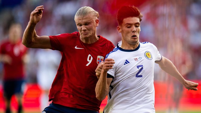 Erling Haaland (l.) mit Norwegen und Schottland sind erstmals seit 1998 wieder bei einer WM dabei.