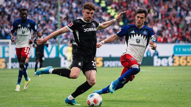 Philipp Treu (SC Freiburg, l.) gegen Nicolas Capaldo  (Hamburger SV, r.).